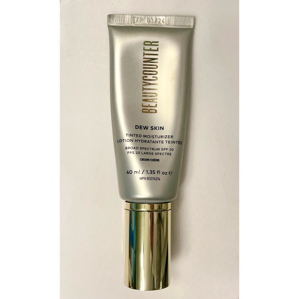 Beautycounter Dew Skin Tinted Moisturizer in Light